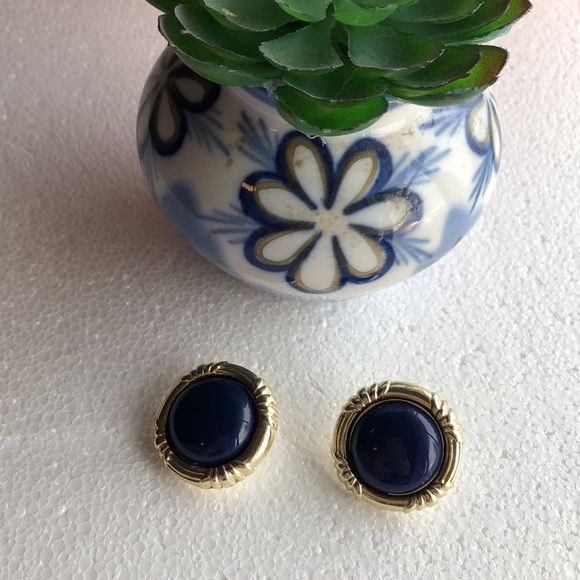 💖Studded Earrings - Picture 2 of 7